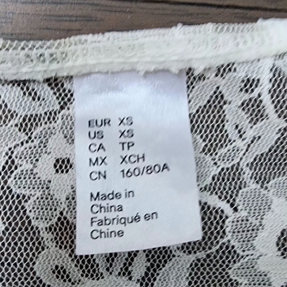 H&M white 🤍 top size XS 🦭🦢 - Picture 2 of 4